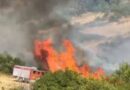 Zjarr i përmasave të mëdha në Klos, flakët përhapen në zonën pyjore, rrezikohen edhe linjat e tensionit të lartë