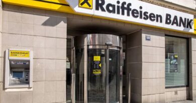 Raiffeisen zhvat qytetarët në të gjitha anët: Lekët i merr, gjobën s’e heq nga sistemi