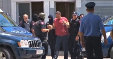Kërkoi leje për të marrë pjesë në varrimin e mamasë, refuzohet në heshtje kërkesa e Ardian Çapjas