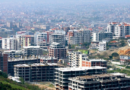 Qiratë “dëbojnë” çiftet e reja nga Tirana, 97% e pagës neto shkon për strehimin: Familjet zhvendosen në Elbasan e Durrës