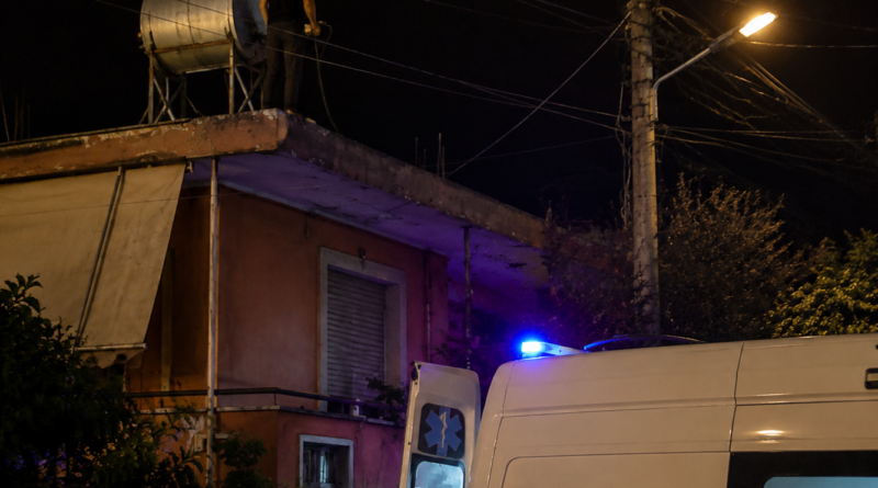 Po rregullonte depozitën e ujit në banesë, 27-vjeçarin e zë korenti dhe humb jetën