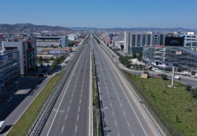 Bllokohet përkohësisht qarkullimi në aksin Tiranë–Durrës, ARRSH njofton devijimet për 1–3 shtator