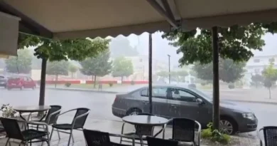 Moti i keq përfshin jugun, reshje të dendura dhe breshër në Sarandë e Delvinë