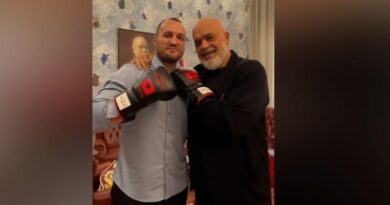 Kryeministri Rama takon kampionin e boksit Nelson Hysa