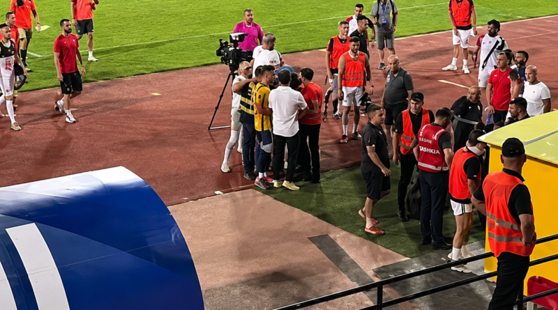 SUPERLIGA:” DHE TELASHET NUK KANË TË SOSUR” : ILIR DAJA HUMB KONTROLLIN, ARBITRIMI SËRISH NË QENDËR TË DEBATIT