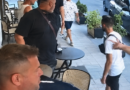 Me kallashnikov dhe pistoletë në lokal, dy të rinj kërcënojnë dhe dhunojnë një person në Shkodër