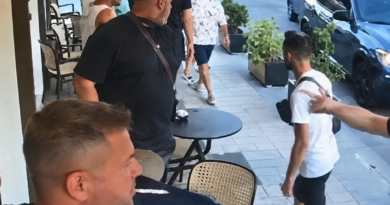 Me kallashnikov dhe pistoletë në lokal, dy të rinj kërcënojnë dhe dhunojnë një person në Shkodër