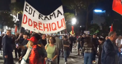 Mbyllen fjalimet te Kryeministria/ Qytetarët nisin marshimin në rrugët e Tiranës: Ju erdhi fundi!