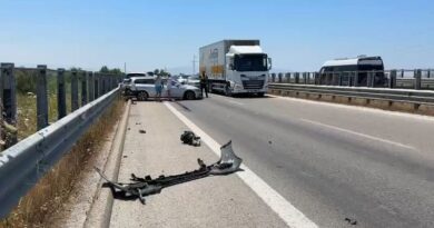 Aksident në Elbasan-Peqin/ Shoferi humb kontrollin e mjetit, plagosen 2 persona