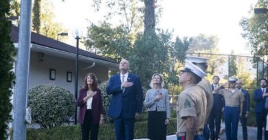Ambasadori i ri amerikan nisi misionin në Tiranë, trupa e marinsave të SHBA ngre flamurin amerikan në rezidencën zyrtare