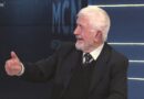 Çelik Petriti: Shkrimtarët nuk pinë një birrë, blejnë një libër; politikanëve ua dhurojnë dhe s’i marrin