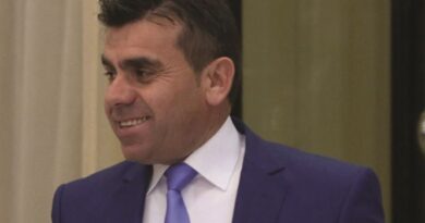 Fejzo Subashi: Politikanëve tanë edhe lule po tu dhurosh, nuk shpëton nga “kërbaçi”…