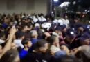 Përplasje fizike mes protestuesve dhe policisë te Kryeministria, një efektiv i lënduar