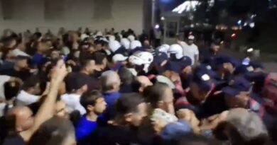Përplasje fizike mes protestuesve dhe policisë te Kryeministria, një efektiv i lënduar