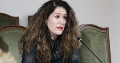 Gjykata e Posaçme i caktoi masën “arrest me burg” dhe pezullim nga detyra, kryetarja e SHISH Vlora Hyseni iu dorëzohet autoriteteve shqiptare në kufi me Kosovën