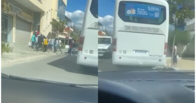 Autobusi me shtetas nga India zbarkon në Durrës, për ku janë nisur?