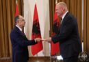Ambasadorit i  SHBA-ve i dorezon  Presidentit Begaj Letrat Kredenciale Begaj -Wendt takim koke me koke.
