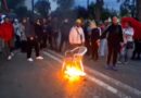 Pas disa orësh qetësi, shpërthejnë tensionet para Kryeministrisë/ Hidhen molotovë, protestuesit i vënë flakën karriges: Hajde për dialog tani!