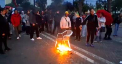 Pas disa orësh qetësi, shpërthejnë tensionet para Kryeministrisë/ Hidhen molotovë, protestuesit i vënë flakën karriges: Hajde për dialog tani!