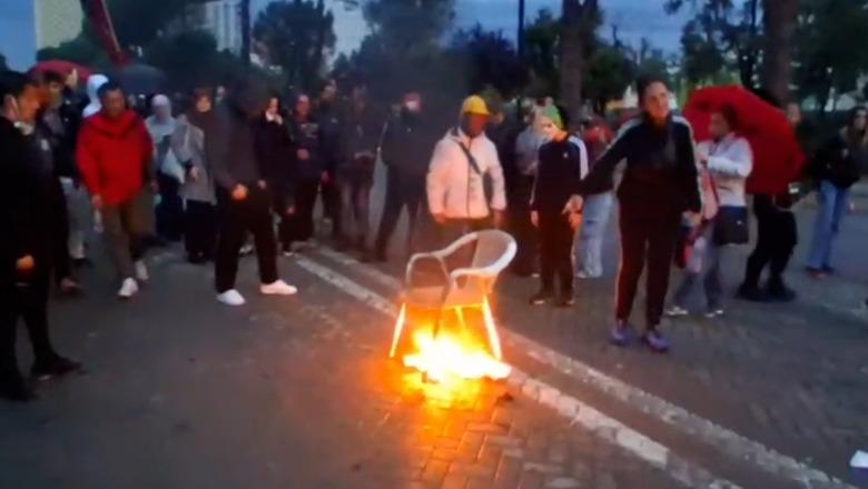 Pas disa orësh qetësi, shpërthejnë tensionet para Kryeministrisë/ Hidhen molotovë, protestuesit i vënë flakën karriges: Hajde për dialog tani!