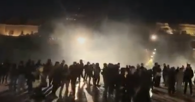 Protestuesit grumbullohen në sheshin Skënderbej, policia përdor gaz lotsjellës Protestuesit grumbullohen në sheshin Skënderbej, policia përdor gaz lotsjellës