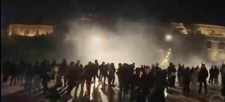 Protestuesit grumbullohen në sheshin Skënderbej, policia përdor gaz lotsjellës Protestuesit grumbullohen në sheshin Skënderbej, policia përdor gaz lotsjellës