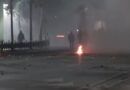 Protesta zhvendoset pranë Parlamentit, protestuesit hedhin molotovë drejt policisë Protesta zhvendoset pranë Parlamentit, protestuesit hedhin molotovë drejt policisë