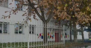 Korçë/ U arrestua për dhunën e dyshuar ndaj 4-vjeçarit, gjykata liron edukatoren dhe e pezullon nga detyra Korçë/ U arrestua për dhunën e dyshuar ndaj 4-vjeçarit, gjykata liron edukatoren dhe e pezullon nga detyra