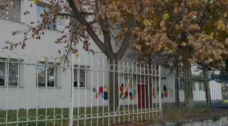 Korçë/ U arrestua për dhunën e dyshuar ndaj 4-vjeçarit, gjykata liron edukatoren dhe e pezullon nga detyra Korçë/ U arrestua për dhunën e dyshuar ndaj 4-vjeçarit, gjykata liron edukatoren dhe e pezullon nga detyra
