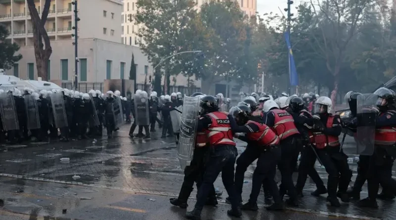 Policët kanë nga 3.5 milion lekë pa marrë nga orët jashtë orarit dhe janë me uniforma të blera vetë