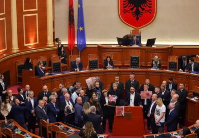 PS kërkon përjashtim të 20 deputetëve të PD-së nga Kuvendi, reagon Gazment Bardhi: Akt i rëndë agresioni politik