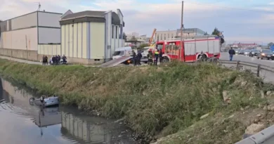 Si në filma/ Po e ndiqte policia, shoferi i mjetit humb kontrollin dhe bie në kanal pranë urës së Dajlanit