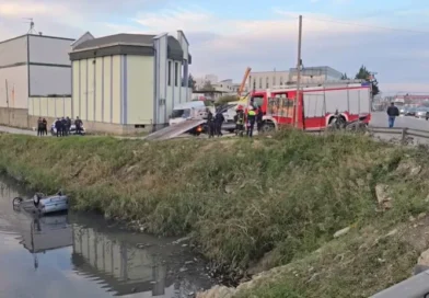 Si në filma/ Po e ndiqte policia, shoferi i mjetit humb kontrollin dhe bie në kanal pranë urës së Dajlanit