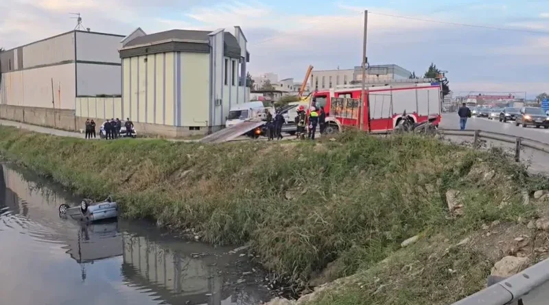 Si në filma/ Po e ndiqte policia, shoferi i mjetit humb kontrollin dhe bie në kanal pranë urës së Dajlanit
