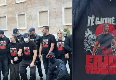 I riu u plagos në sy me plumb gome, të rinjtë para Kryeministrisë me mesazh në bluza: Të gjithë jemi Erjon Vishkulli!