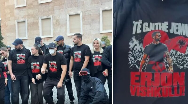 I riu u plagos në sy me plumb gome, të rinjtë para Kryeministrisë me mesazh në bluza: Të gjithë jemi Erjon Vishkulli!