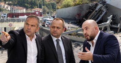 3 muaj pas aksidentit tragjik. Si po mbrohen Dulakët dhe Erjon Harizi për vdekjen e shtetasve egjiptianë që drejtonin betonieren e “Alba Beton”, kompania vijon aktivitetin normalisht, fajin po përpiqen të lënë “jetim”