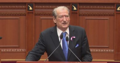 Berisha akuza Xhaçkës: Je marrë me kontrabandë armësh me bashkëshortin, prandaj voton verbërisht sot!