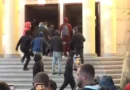 Protestuesit hyjnë dhe në Ministrinë eë Ekonomisë, nxjerrin orenditë dhe i djegin