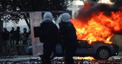 Qendra Evropiane për Lirinë e Shtypit dhe Medias dënon dhunën e policisë ndaj gazetarëve: Të paktën 25 sulme gjatë protestave në Shqipëri Qendra Evropiane për Lirinë e Shtypit dhe Medias dënon dhunën e policisë ndaj gazetarëve: Të paktën 25 sulme gjatë protestave në Shqipëri