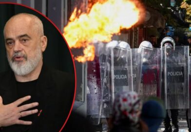 “Edi Rama nuk ka ndërmend ta japë dorëheqjen! S’ka dhunë të tejkaluar nga policia” “Edi Rama nuk ka ndërmend ta japë dorëheqjen! S’ka dhunë të tejkaluar nga policia”