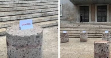 Studentët hodhën karriget në derën e Kryeministrisë, Rama u kërkon dialog me “gurë”