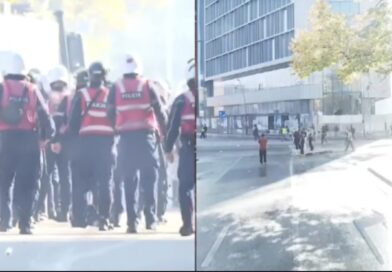 Nis ofensiva e policisë, efektivët përgjigjen me ujë, gaz lotsjellës dhe plumba gome. Protestuesit qëllojnë me fishekzjarre Nis ofensiva e policisë, efektivët përgjigjen me ujë, gaz lotsjellës dhe plumba gome. Protestuesit qëllojnë me fishekzjarre