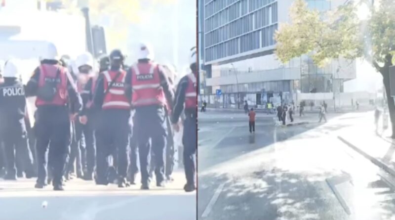 Nis ofensiva e policisë, efektivët përgjigjen me ujë, gaz lotsjellës dhe plumba gome. Protestuesit qëllojnë me fishekzjarre Nis ofensiva e policisë, efektivët përgjigjen me ujë, gaz lotsjellës dhe plumba gome. Protestuesit qëllojnë me fishekzjarre