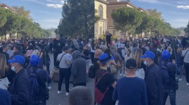 Protestuesit nisin marshimin drejt Kryeministrisë, pritet sërish përballje me policinë Protestuesit nisin marshimin drejt Kryeministrisë, pritet sërish përballje me policinë