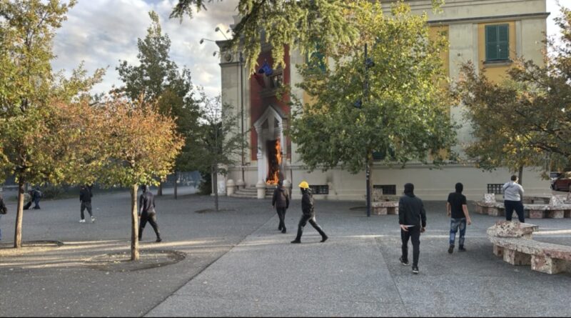 Protestuesit i vënë flakën Ministrisë së Bujqësisë Protestuesit i vënë flakën Ministrisë së Bujqësisë