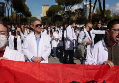Gazeta e madhe gjermane: Vuçiç dhe Erdogan mbështesin Ramën, mjekët dhe profesorët mbështesin studentët Gazeta e madhe gjermane: Vuçiç dhe Erdogan mbështesin Ramën, mjekët dhe profesorët mbështesin studentët