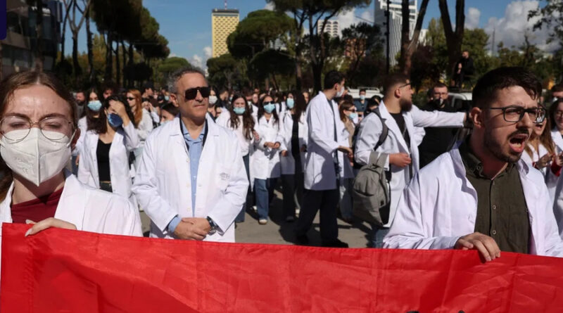 Gazeta e madhe gjermane: Vuçiç dhe Erdogan mbështesin Ramën, mjekët dhe profesorët mbështesin studentët Gazeta e madhe gjermane: Vuçiç dhe Erdogan mbështesin Ramën, mjekët dhe profesorët mbështesin studentët