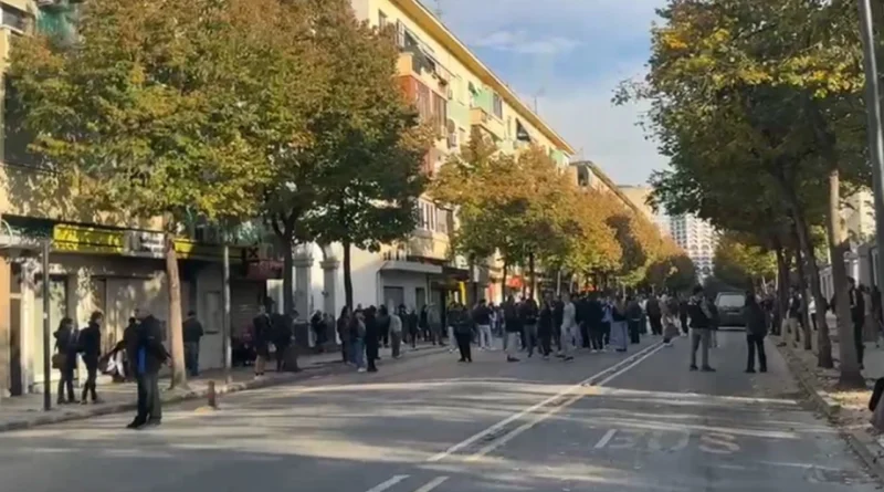 Protesta/ Nis grumbullimi i protestuesve para Ministrisë së Arsimit