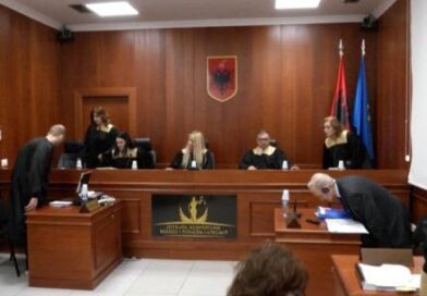 KLP ka dale nga binaret!  Mblidhni mendjen se nuk e keni ATE qe tju mbroje kur hani dardhe e kumbulla pas shpine!